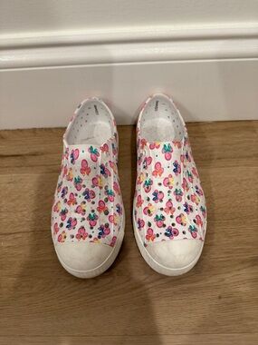 Native Kids Slip-On Sneakers - White with Pink Minnie Floral Design
